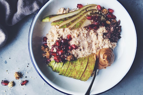 CINNAMON AND PEAR OVERNIGHT OATS.